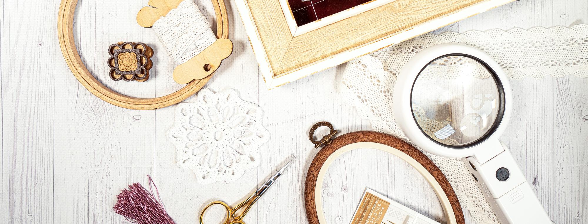 Spazio atelier con tavoli e telai